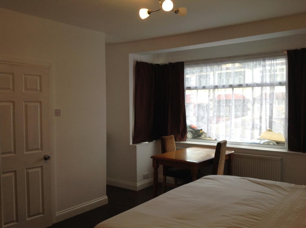 Repton Private Hotel Romford Exterior photo